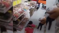 Padres ‘enseñan’ a su niño a robar una mochila en una tienda, así fueron captados en VIDEO