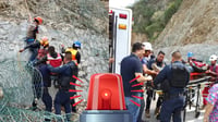 Trabajador cae de siete metros de altura en Tayoltita; recibe auxilio de policías y personal de salud
