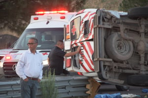 Choque volcadura de ambulancia y camioneta deja varios lesionados