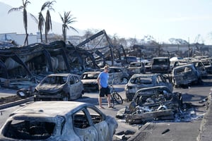 Muertes por incendios en Hawái se acercan al centenar