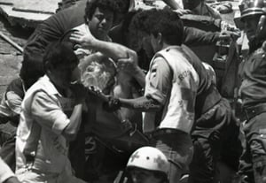 Con bandera a media asta, honran a las víctimas de los sismos de 1985 y 2017 en México