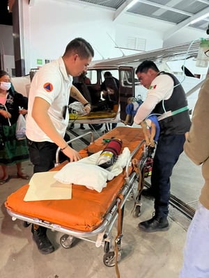 Trasladan vía aérea a bebé desde Mezquital para atención médica de emergencia