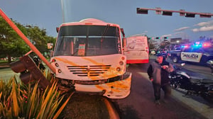 Accidente entre dos camiones de ruta en bulevar Francisco Villa
