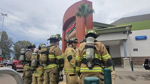 Incendio en centro comercial moviliza a bomberos de la capital duranguense
