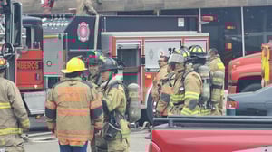 Incendio en centro comercial moviliza a bomberos de la capital duranguense