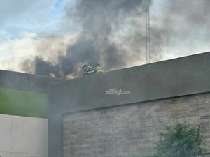 Incendio en centro comercial moviliza a bomberos de la capital duranguense