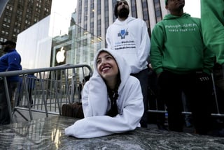 El entusiasmo que hoy se respiraba en Palo Alto se repitió en tiendas de Apple en otras ciudades estadounidenses, como San Francisco y Nueva York.
