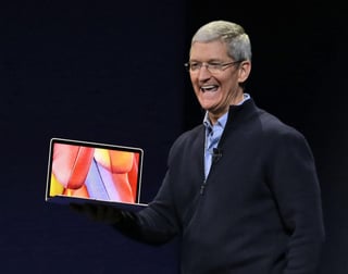 La MacBook es ahora más delgada, con un grosor de sólo 13.1 milimetros y un peso de 2 libras (453 gramos).