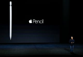 Apple creó también una pluma digital, llamada Apple Pencil que costará 99 dólares.
