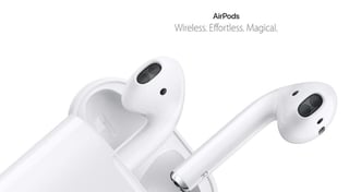 Los Airpods son los primeros audífonos inalámbricos de Apple y se conectan por medio de una conexión entre los audífonos y el iPhone creada por un chip.
