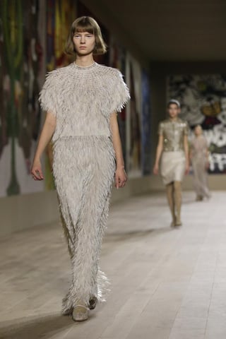 Dior presenta diseños futuristas en París
