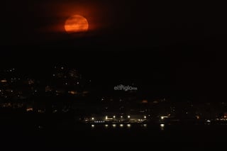 La última llena del año, luna fría, ameriza en Vigo.