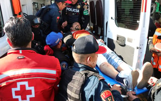 Un choque entre dos convoyes del metro de la Ciudad de México, en la zona norte de la capital, dejó un muerto y una decena de heridos, además de que provocó la suspensión del servicio y el desalojo en la estación La Raza.