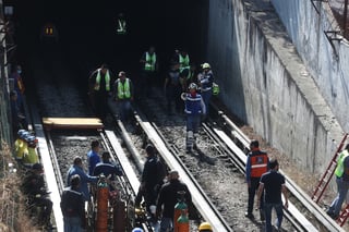 Un choque entre dos convoyes del metro de la Ciudad de México, en la zona norte de la capital, dejó un muerto y una decena de heridos, además de que provocó la suspensión del servicio y el desalojo en la estación La Raza.