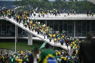 Centenas de seguidores del expresidente brasileño Jair Bolsonaro invadieron este domingo la sede del Congreso Nacional en una manifestación que pide una intervención militar para derrocar al presidente Luiz Inácio Lula da Silva.