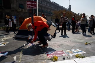 Activistas y familiares de los defensores de derechos humanos, Ricardo Lagunes y Antonio Díaz, protestaron hoy, frente a Palacio Nacional, en la Ciudad de México.