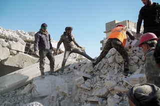 Un total de 18 personas, entre ellas nueve niños, murieron hoy tras derrumbarse un edificio de cinco plantas en el que vivían unas siete familias en la provincia de Alepo, en el noroeste de Siria, informaron diversas fuentes.