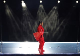 Rihanna puso pausa al juego entre Kansas City Chiefs y Philadelphia Eagles en la edición LVII del Super Bowl, para ofrecer un espectáculo musical como es costumbre en el Medio Tiempo.