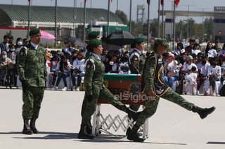 EUM20230216NAC05.JPG 
CIUDAD DE MÉXICO. Tribute/Homenaje-Perro rescatista-. 16 de febrero de 2023. Aspectos de la llegada de los restos del perro rescatista 'Proteo' del Ejército Nacional, binomio canino que murió en Turquía durante el cumplimiento de su deber. Foto: Agencia EL UNIVERSAL/Carlos Mejía/EELG