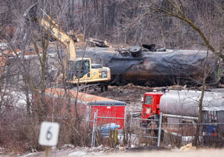 La limpieza continúa tras el descarrilamiento de un tren de carga en Ohio