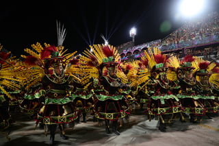 Escuelas de samba desfilan en el imponente sambódromo del carnaval de Río de Janeiro