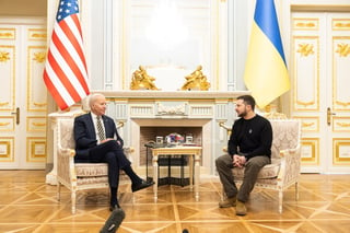 Kyiv (Ukraine), 20/02/2023.- A handout photo made available by the Ukrainian Presidential Press Service on 20 February 2023 shows Ukrainian President Volodymyr Zelensky (R) and US President Joe Biden during a meeting in Kyiv (Kiev), Ukraine, amid Russia's invasion. The White House announced on 20 February, that US President Biden met with Ukrainian President Zelensky and his team to extended discussions on US support for Ukraine. (Rusia, Ucrania, Estados Unidos) EFE/EPA/UKRAINIAN PRESIDENTIAL PRESS SERVICE HANDOUT -- MANDATORY CREDIT: UKRAINIAN PRESIDENTIAL PRESS SERVICE -- HANDOUT EDITORIAL USE ONLY/NO SALES

