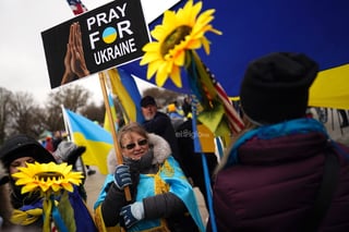 Cientos de personas, envueltas en banderas ucranianas, se manifestaron este sábado en la capital de Estados Unidos para pedir más ayuda a Ucrania y clamar contra el presidente ruso, Vladímir Putin.