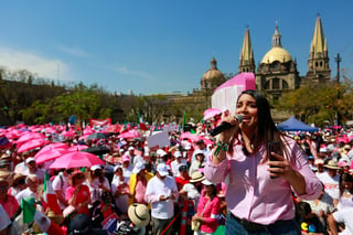 Miles de personas que se manifiestan en la explanada de la Plaza Liberación, en defensa del Instituto Nacional Electoral (INE) y contra la reforma electoral que impulsa el presidente del país, Andrés Manuel López Obrador, hoy en Guadalajara.