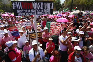 Miles de personas que se manifiestan en la explanada de la Plaza Liberación, en defensa del Instituto Nacional Electoral (INE) y contra la reforma electoral que impulsa el presidente del país, Andrés Manuel López Obrador, hoy en Guadalajara.