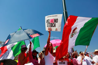 Miles de personas que se manifiestan en la explanada de la Plaza Liberación, en defensa del Instituto Nacional Electoral (INE) y contra la reforma electoral que impulsa el presidente del país, Andrés Manuel López Obrador, hoy en Guadalajara.