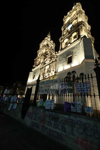 Tras la marcha feminista del Día Internacional de la Mujer por avenida 20 de Noviembre, tanto la Catedral de Durango como la biblioteca de la UJED recibieron “pintas” y pancartas de mensajes en contra del acoso y abuso que viven día a día.