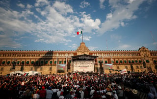 Miles de ciudadanos asisten al mensaje del presidente de México, Andrés Manuel López Obrador, con motivo del 85 aniversario de la expropiación petrolera, en la explanada del Zócalo de Ciudad de México.