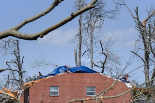 Al menos 23 personas murieron y decenas más resultaron heridas después de que un tornado arrasó las zonas rurales del oeste de Misisipi el viernes por la noche, según informó este sábado la agencia de Gestión de Emergencias de ese estado.
