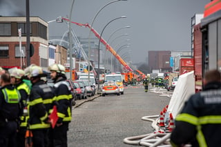 La policía de Hamburgo advirtió hoy a la población sobre la extensión de gases tóxicos hacia el centro de esa ciudad alemana, tras desatarse un incendio en un almacén y taller de autos del distrito de Rothenburgsort.