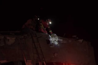 El servicio de emergencias 911 recibió un reporte, la noche del lunes, de un derrumbe en una vivienda del poblado 15 de Septiembre, con dos posibles víctimas fatales.
