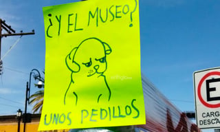 Esta mañana artistas duranguenses se reunieron al exterior del Museo Los Gurza para pintar, esto como forma de protesta ante el posible cierre de salas en el recinto.