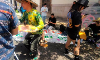 Esta mañana artistas duranguenses se reunieron al exterior del Museo Los Gurza para pintar, esto como forma de protesta ante el posible cierre de salas en el recinto.