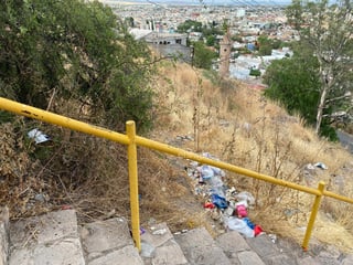A través de una denuncia ciudadana que llegó a este medio, se dio a conocer el estado de abandono y suciedad en el que se encuentra la zona del Mirador y las escaleras ubicadas en el Cerro de Los Remedios, en Durango capital.