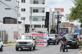 Docentes del sistema Cadi cierran avenida 20 de Noviembre como forma de protesta por adeudos a proveedores.