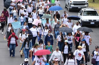 Docentes del sistema Cadi cierran avenida 20 de Noviembre como forma de protesta por adeudos a proveedores.