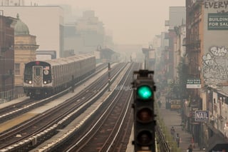 La calidad del aire de la ciudad de Nueva York fue la peor desde al menos la década de 1980 el miércoles por la tarde, cuando el espeso humo de los incendios forestales que descendía de Canadá oscureció la ciudad en una neblina naranja.