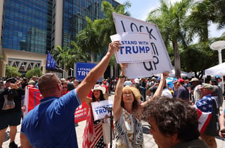 El expresidente de EUA. Donald Trump (2017-2021) llegó al tribunal de Miami donde este martes se celebrará la primera audiencia de un proceso judicial en el que deberá responder por 37 cargos federales en su contra.