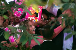 Con casi una hora de retraso, Margot Robbie, Ryan Gosling y America Ferrera llegaron a la alfombra rosa del estreno de 'Barbie', cinta que protagonizan y que llegará a las salas de cine el próximo 20 de julio.