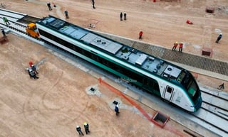 El pasado sábado, el presidente Andrés Manuel López Obrador presentó el primer vagón del Tren Maya en llegar a Cancún, Quintana Roo. Junto a la gobernadora Mara Lezama, difundieron las primeras imágenes del convoy que pertenecería a la línea 'Xiinbal'.