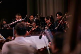 Con un concierto gratuito para todos los duranguenses, la Orquesta Sinfónica Cesaretti celebró los 460 años de la fundación de la ciudad en uno de los lugares más emblemáticos e importantes de Durango, el Teatro Ricardo Castro