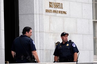 Las oficinas del Senado de Estados Unidos se preparan para volver a la normalidad tras una falsa alarma de tiroteo en sus inmediaciones, informó este miércoles la Policía del Capitolio en un comunicado.