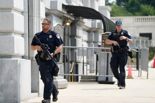 Las oficinas del Senado de Estados Unidos se preparan para volver a la normalidad tras una falsa alarma de tiroteo en sus inmediaciones, informó este miércoles la Policía del Capitolio en un comunicado.