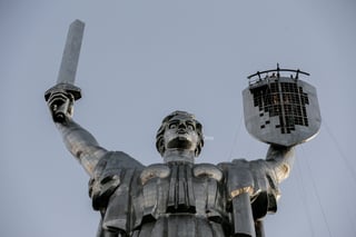 Los trabajadores se preparan para instalar el escudo de armas de Ucrania en el Monumento a la Patria del museo de la Segunda Guerra Mundial en Kiev, Ucrania, el 5 de agosto de 2023. El escudo de armas de Ucrania reemplaza a los de la era soviética instalados anteriormente y estará en su lugar el Día de la Independencia, que Ucrania marca el 24 de agosto de 2023.
