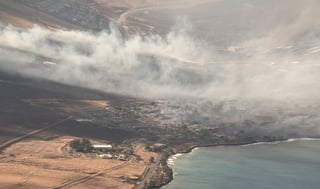 Miles de personas están siendo evacuadas de la isla hawaiana de Maui ante los incendios forestales que la están devastando, mientras los equipos de emergencia siguen trabajando en la extinción de los fuegos y en la búsqueda de víctimas, tras un primer recuento de 36 fallecidos.