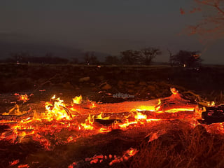 Miles de personas están siendo evacuadas de la isla hawaiana de Maui ante los incendios forestales que la están devastando, mientras los equipos de emergencia siguen trabajando en la extinción de los fuegos y en la búsqueda de víctimas, tras un primer recuento de 36 fallecidos.